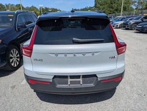 2022 Volvo XC40 T5 R-Design