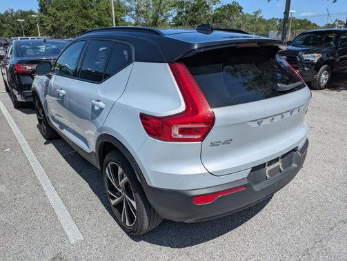 2022 Volvo XC40 T5 R-Design