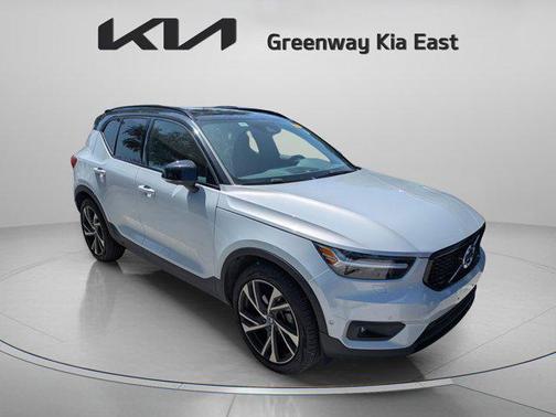2022 Volvo XC40 T5 R-Design