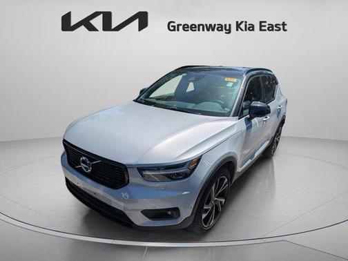 2022 Volvo XC40 T5 R-Design