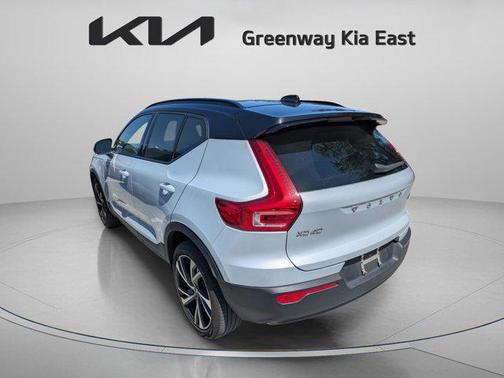 2022 Volvo XC40 T5 R-Design