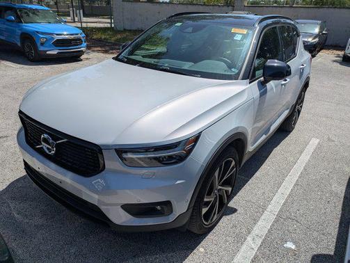 2022 Volvo XC40 T5 R-Design