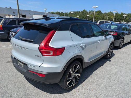2022 Volvo XC40 T5 R-Design