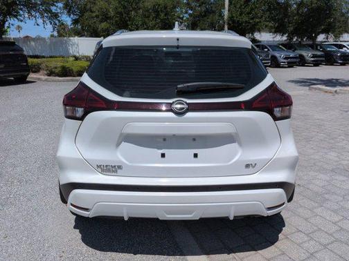 Aspen White Tricoat 2023 Nissan Kicks SV