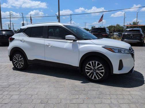 Aspen White Tricoat 2023 Nissan Kicks SV