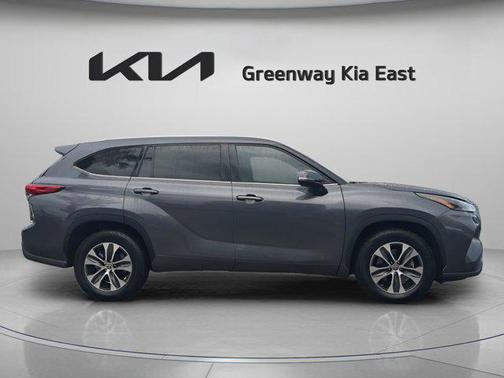 Magnetic Gray Metallic 2021 Toyota Highlander XLE