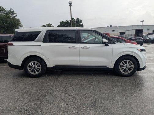 2023 Kia Carnival LX
