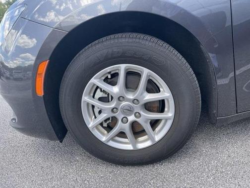 Photo 5 of 8 of 2021 Chrysler Voyager LX