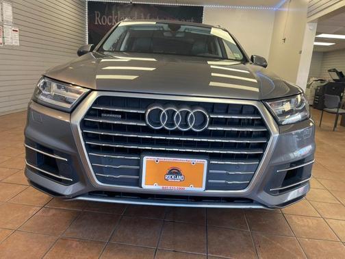 Graphite Gray Metallic 2017 Audi Q7 3.0T Premium