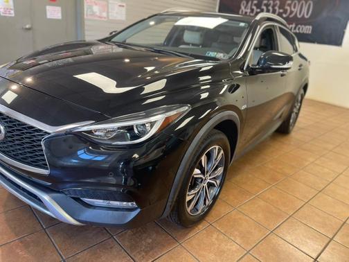 2017 INFINITI QX30 Premium