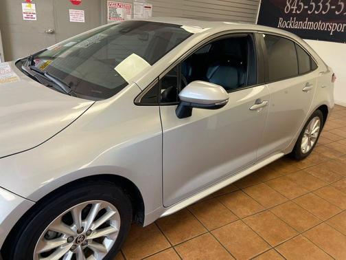 Classic Silver Metallic 2021 Toyota Corolla XLE