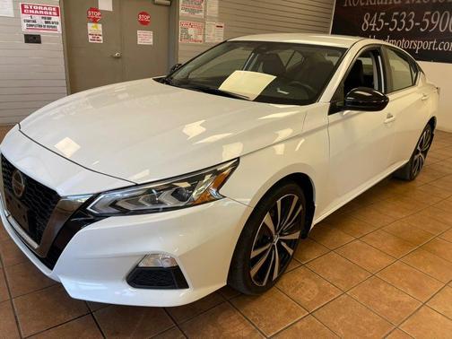 Pearl White Tricoat 2022 Nissan Altima SR Intelligent AWD