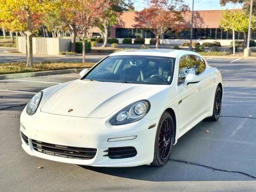 2015 Porsche Panamera 4
