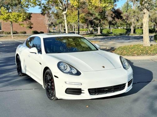 2015 Porsche Panamera 4
