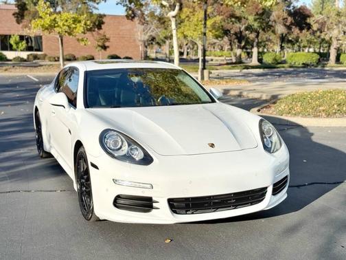 2015 Porsche Panamera 4