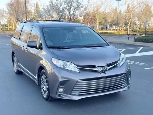 2020 Toyota Sienna XLE