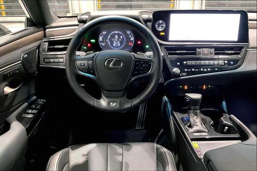 2024 Lexus ES 300h F SPORT Handling