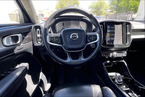 Crystal White Metallic 2019 Volvo XC40 T5 Inscription