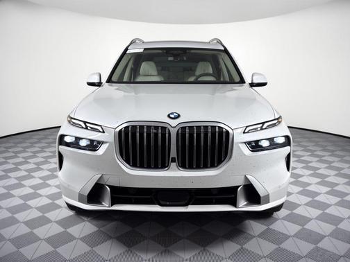 Mineral White Metallic 2027 BMW X7 xDrive40i