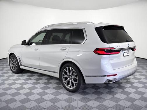 Mineral White Metallic 2027 BMW X7 xDrive40i