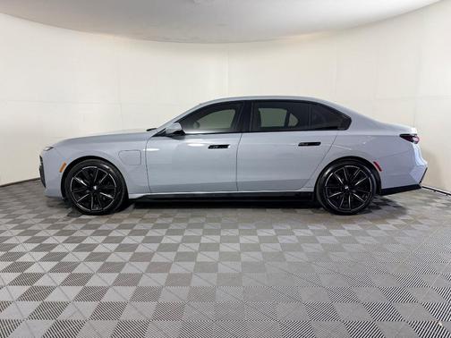 2025 BMW 750e xDrive