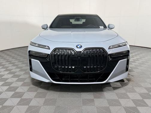 2025 BMW 750e xDrive