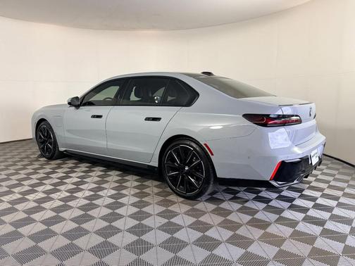 2025 BMW 750e xDrive