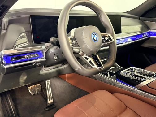 2025 BMW 750e xDrive