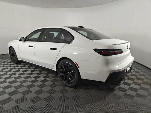 2025 BMW 740 i