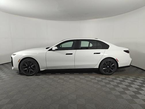2025 BMW 740 i