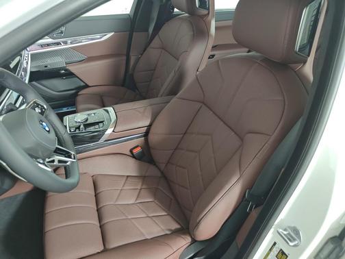 2025 BMW 740 i