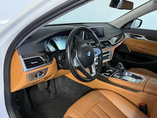 2019 BMW 740 i