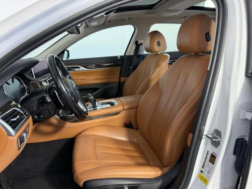 2019 BMW 740 i