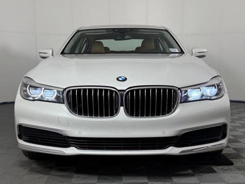 2019 BMW 740 i