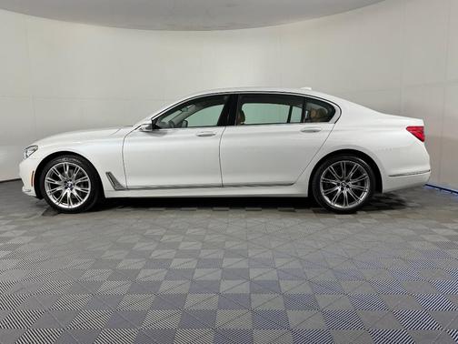 2019 BMW 740 i