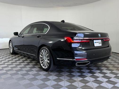 2022 BMW 740 i