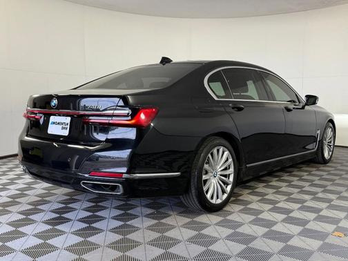 2022 BMW 740 i