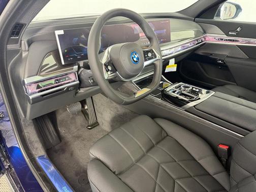 Tanzanite Blue II Metallic 2026 BMW i7 EDrive50