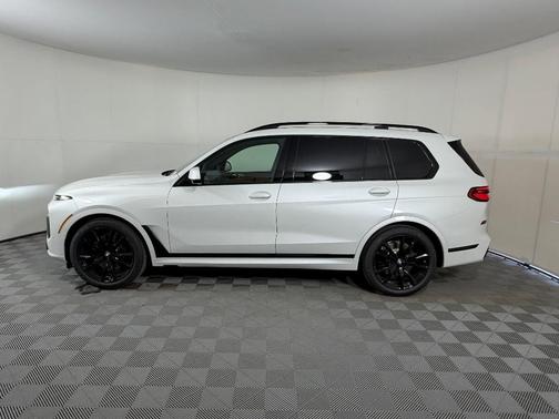 Mineral White Metallic 2027 BMW X7 xDrive40i