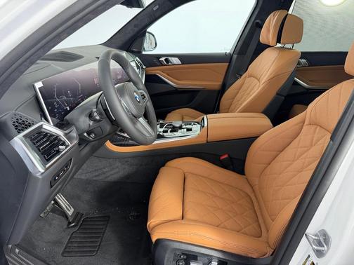 Mineral White Metallic 2027 BMW X7 xDrive40i