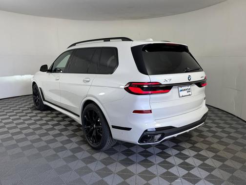 Mineral White Metallic 2027 BMW X7 xDrive40i