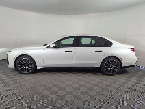 2025 BMW 740 i