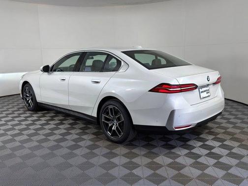 Mineral White Metallic 2026 BMW 530 i