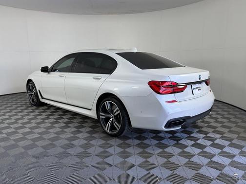 Mineral White Metallic 2019 BMW 750 i