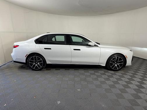 Mineral White Metallic 2023 BMW 740 i