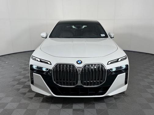 Mineral White Metallic 2023 BMW 740 i