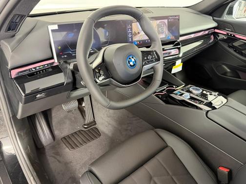 Black Sapphire Metallic 2026 BMW i5 eDrive40