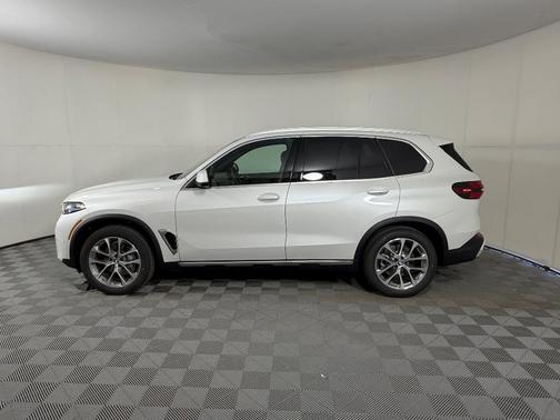 Mineral White Metallic 2026 BMW X5 sDrive40i