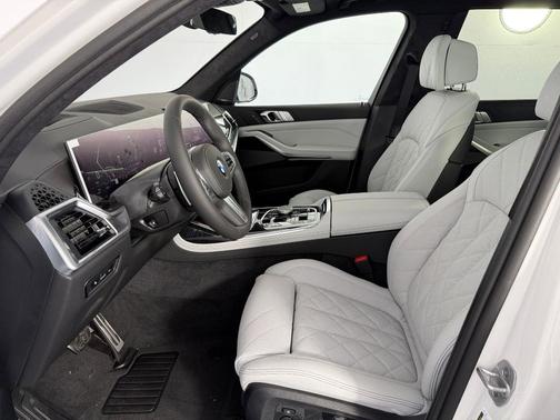 Mineral White Metallic 2027 BMW X7 xDrive40i