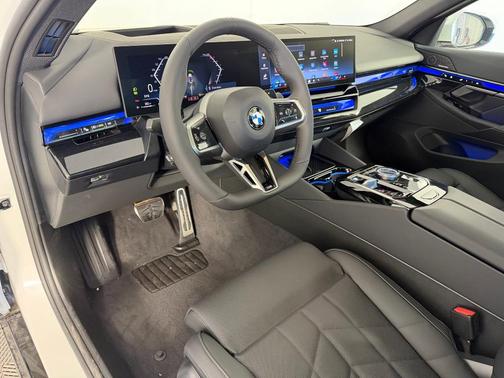 Mineral White Metallic 2026 BMW 540 i xDrive